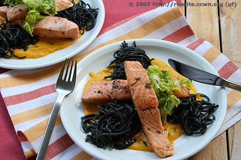 Lachs mit schwarzen Spaghetti in Safransahne