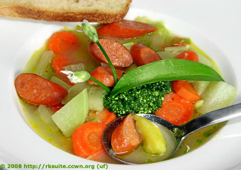 Gemüsesuppe mit Bärlauchpaste und Debrecziner