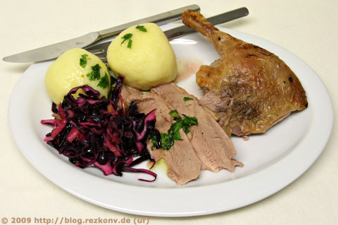 Portion der Ente mit Kartoffelklößen und Rotkrautsalat